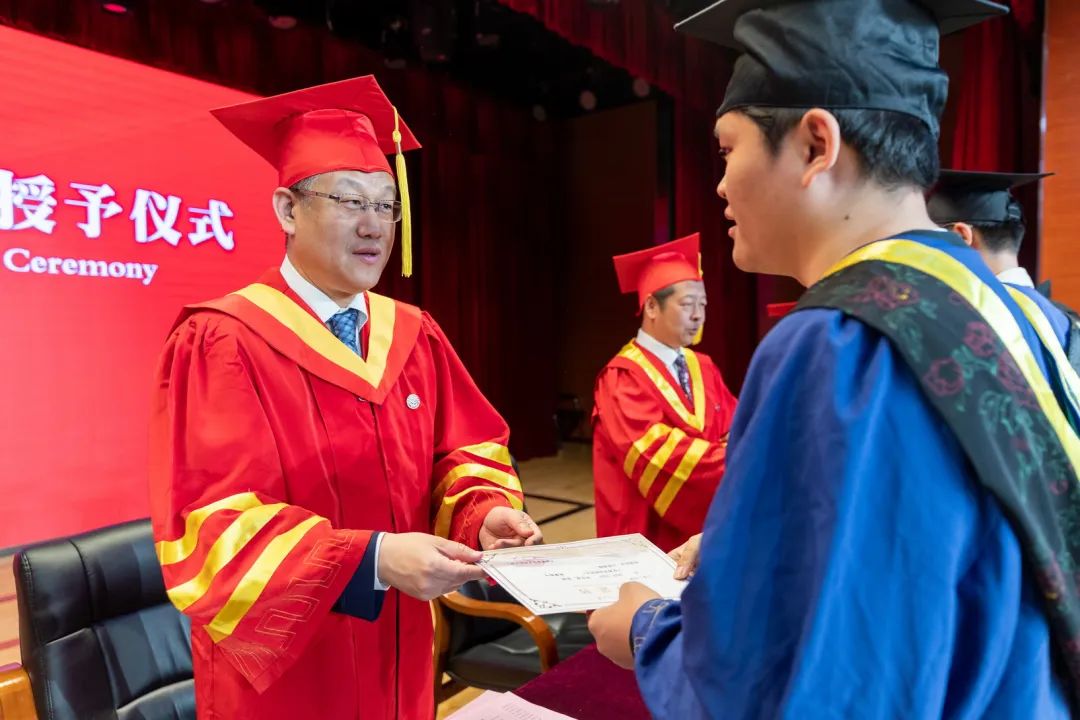 云程发轫万里可期天职师大举行2024年研究生毕业典礼暨学位授予仪式