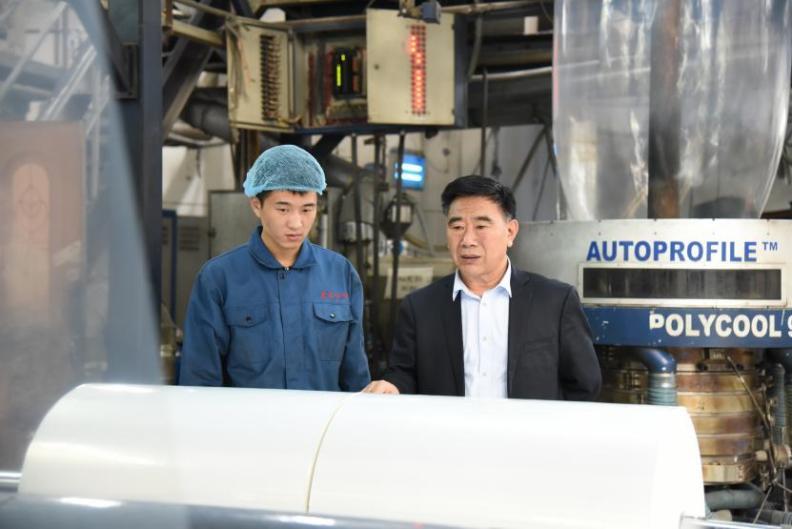 纸塑产业人群雁高飞头雁领郭振兴