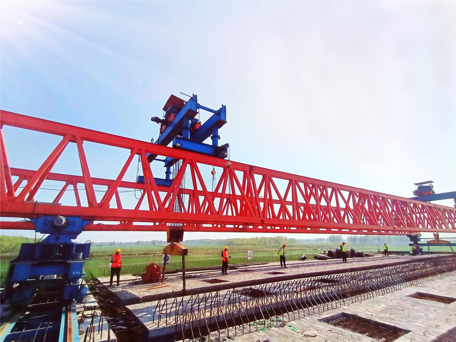 沈遂高速跨107国道分离式立交桥40米箱梁安装圆满完成