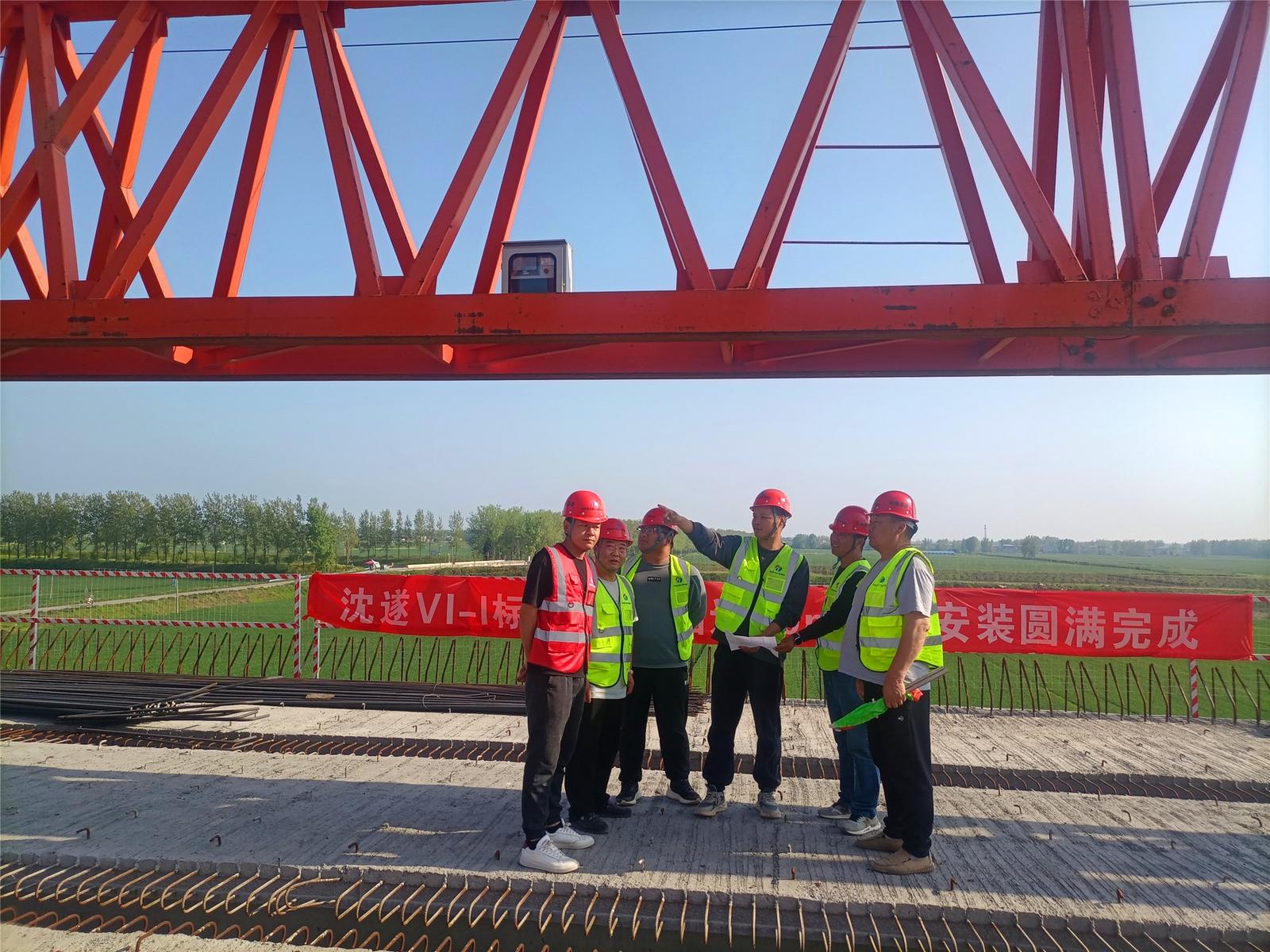沈遂高速跨107国道分离式立交桥40米箱梁安装圆满完成