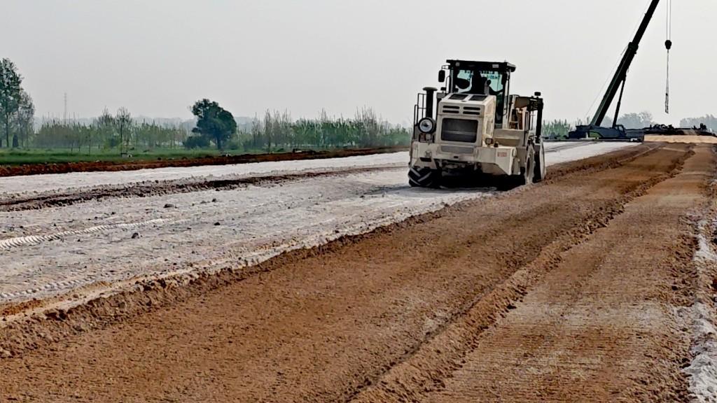 沈遂高速跨107国道分离式立交桥40米箱梁安装圆满完成