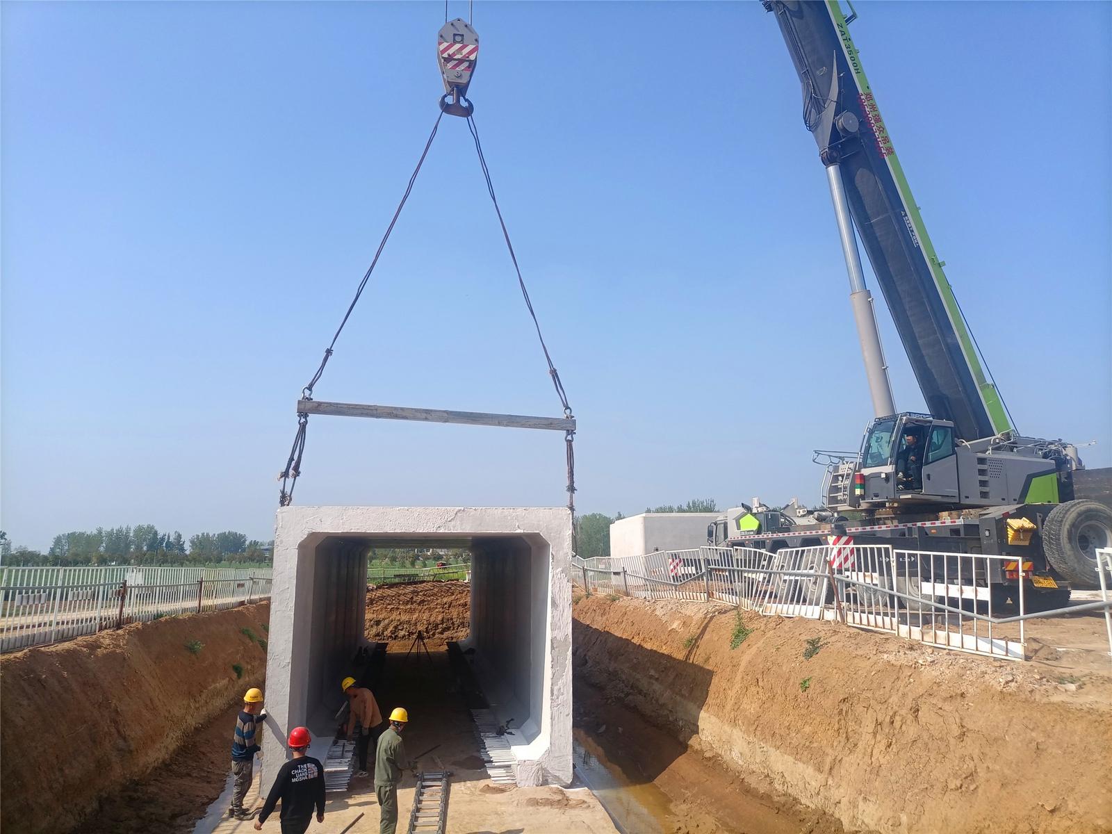 沈遂高速跨107国道分离式立交桥40米箱梁安装圆满完成