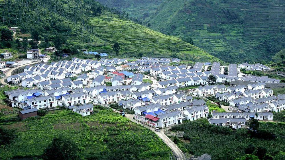 优异成绩,在凉山州率先实现脱贫"摘帽",于2020年实现贫困人口全部脱贫