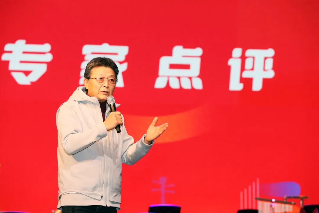 左右滑动查看更多上海音乐学院王建民教授高度赞扬了学生们的演奏水平