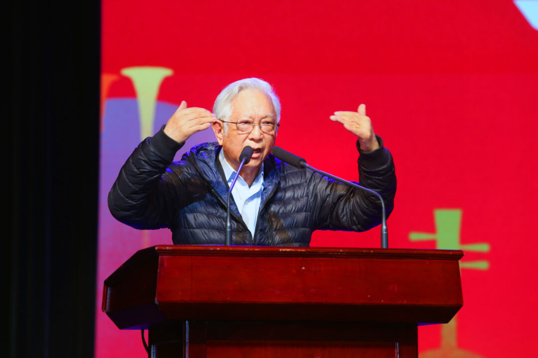 左右滑动查看更多上海音乐学院王建民教授高度赞扬了学生们的演奏水平