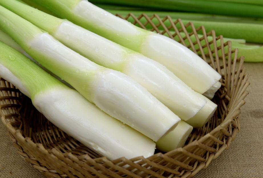 茭白味甘,有清热解毒的功效,且能够除烦渴,含有丰富的蛋白质,维生素