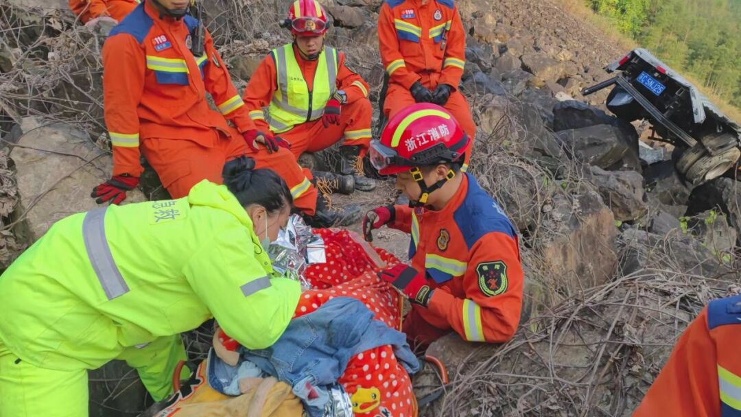 司机失事车辆被成功找到后沿着漆黑,陡峭的山路进行搜救携带破拆装备