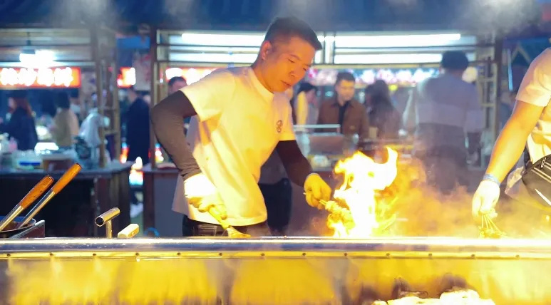 夜晚的梅河口虹桥夜市流光溢彩_澎湃号·政务_澎湃新闻-the paper