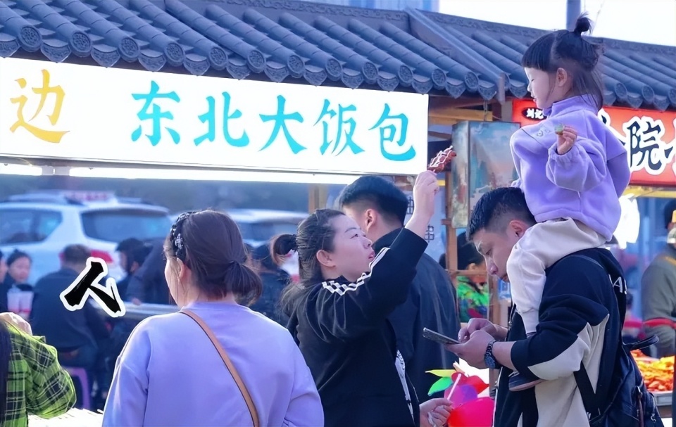 夜晚的梅河口虹桥夜市流光溢彩