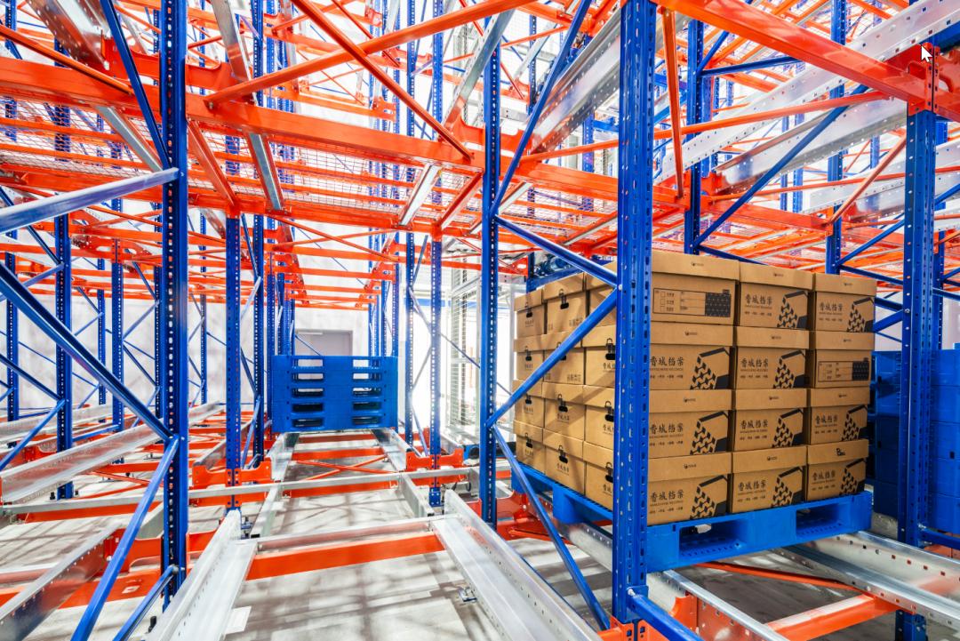 长108米的智能档案寄存仓库,档案装箱完成,智能系统分配目标仓位,机械