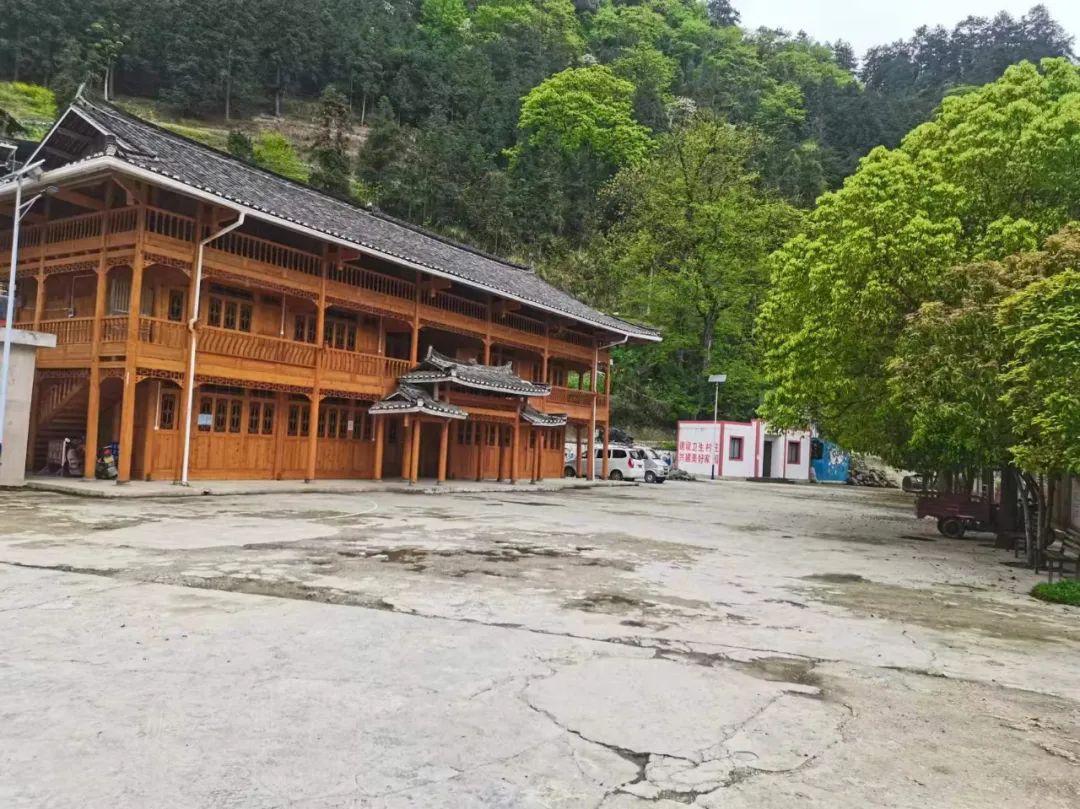 目前,温水塘村以4星级旅游度假景区浪洞森林温泉为旅游产业发展龙头