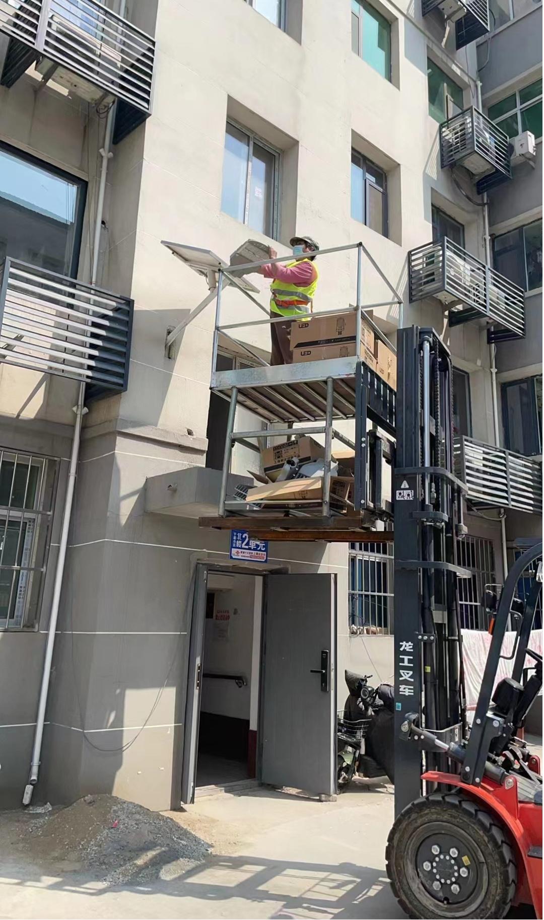 【我为群众办实事】——更换路灯展新颜,照亮"居民幸福路"