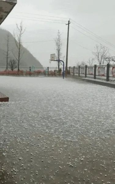 十堰郧西湖北口,关防下起冰雹和大雨今天上午强对流天气多发雷达回波