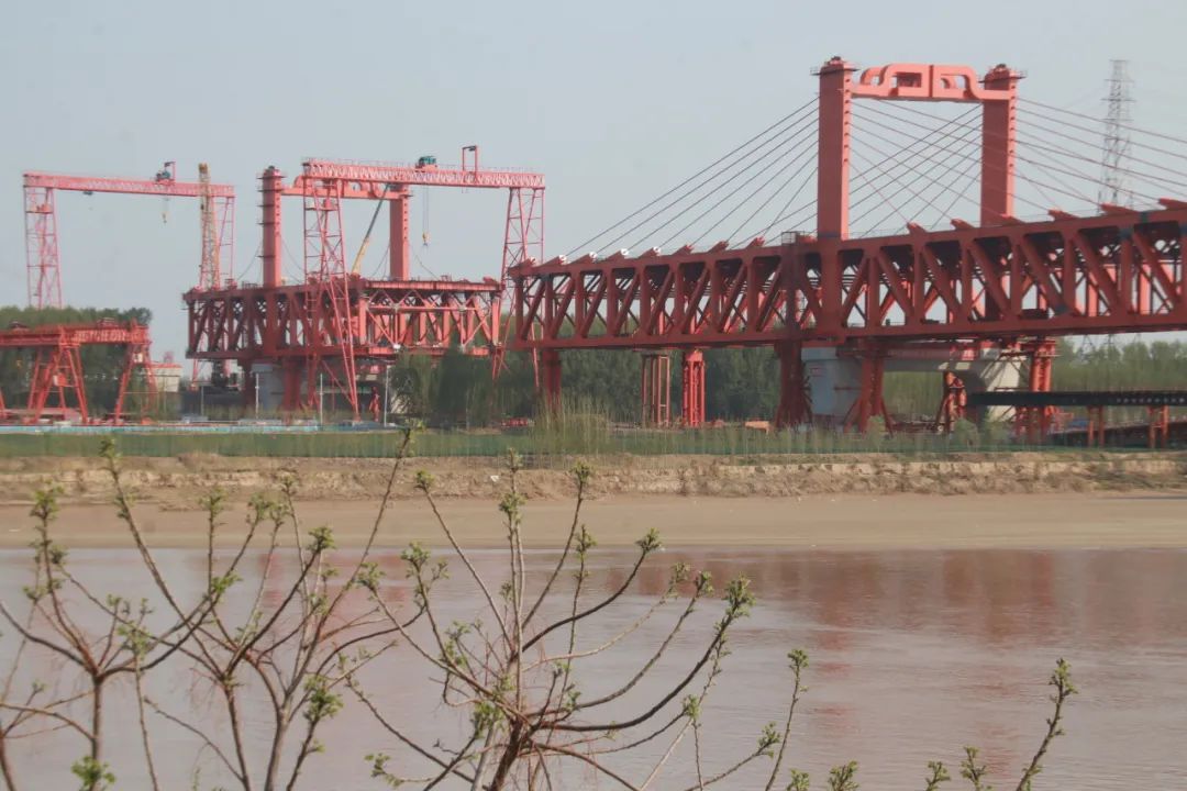 济滨高铁济阳黄河公铁大桥四座主塔全部完成_澎湃号·政务_澎湃新闻