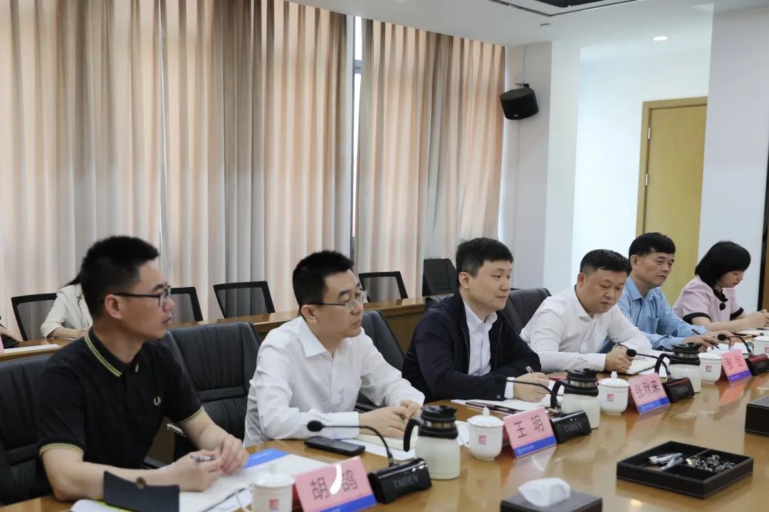 座谈开始前,举行了刘山泉检察长担任中山中学法治副校长聘任仪式,由