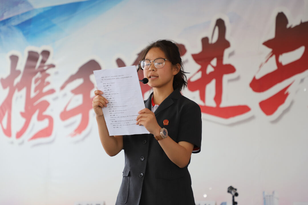 4月12日,陆良县人民法院到县马街镇第三中学开展模拟法庭进校园活动
