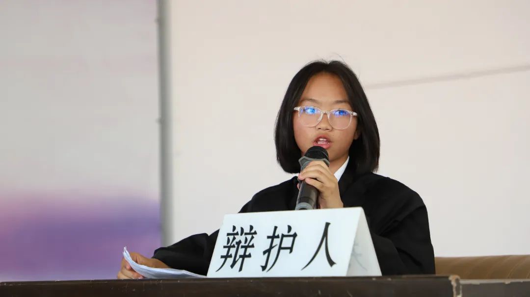 4月12日,陆良县人民法院到县马街镇第三中学开展模拟法庭进校园活动