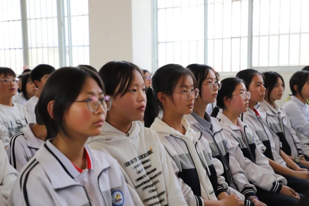 4月12日,陆良县人民法院到县马街镇第三中学开展模拟法庭进校园活动