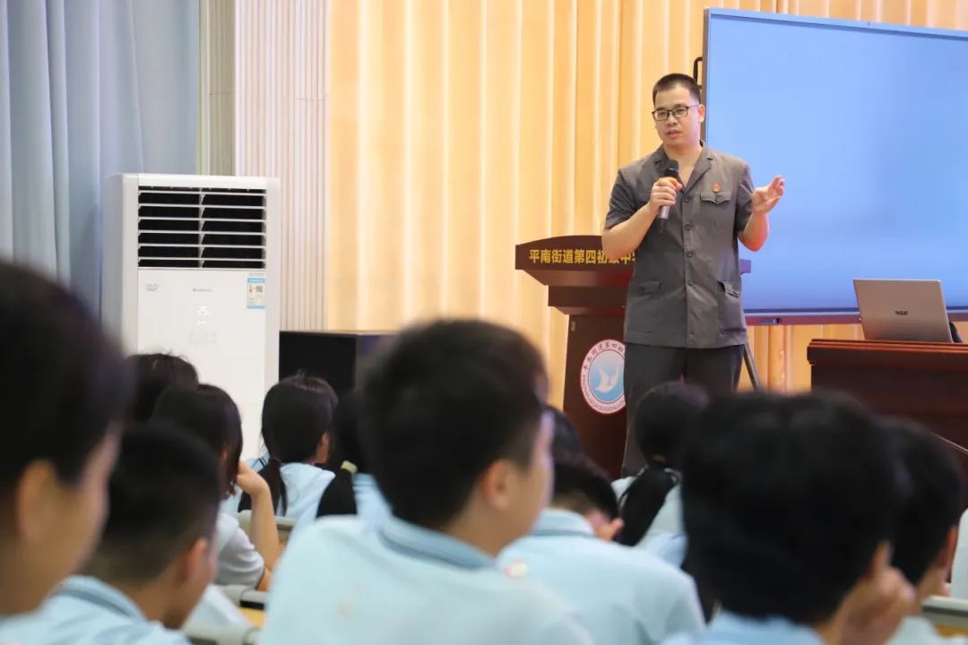 增强维护国家安全的使命感和责任感,平南县平南街道四中法治副校长,县