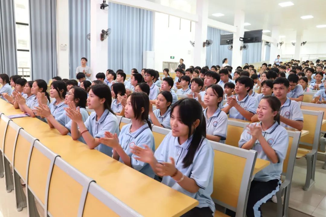 增强维护国家安全的使命感和责任感,平南县平南街道四中法治副校长,县