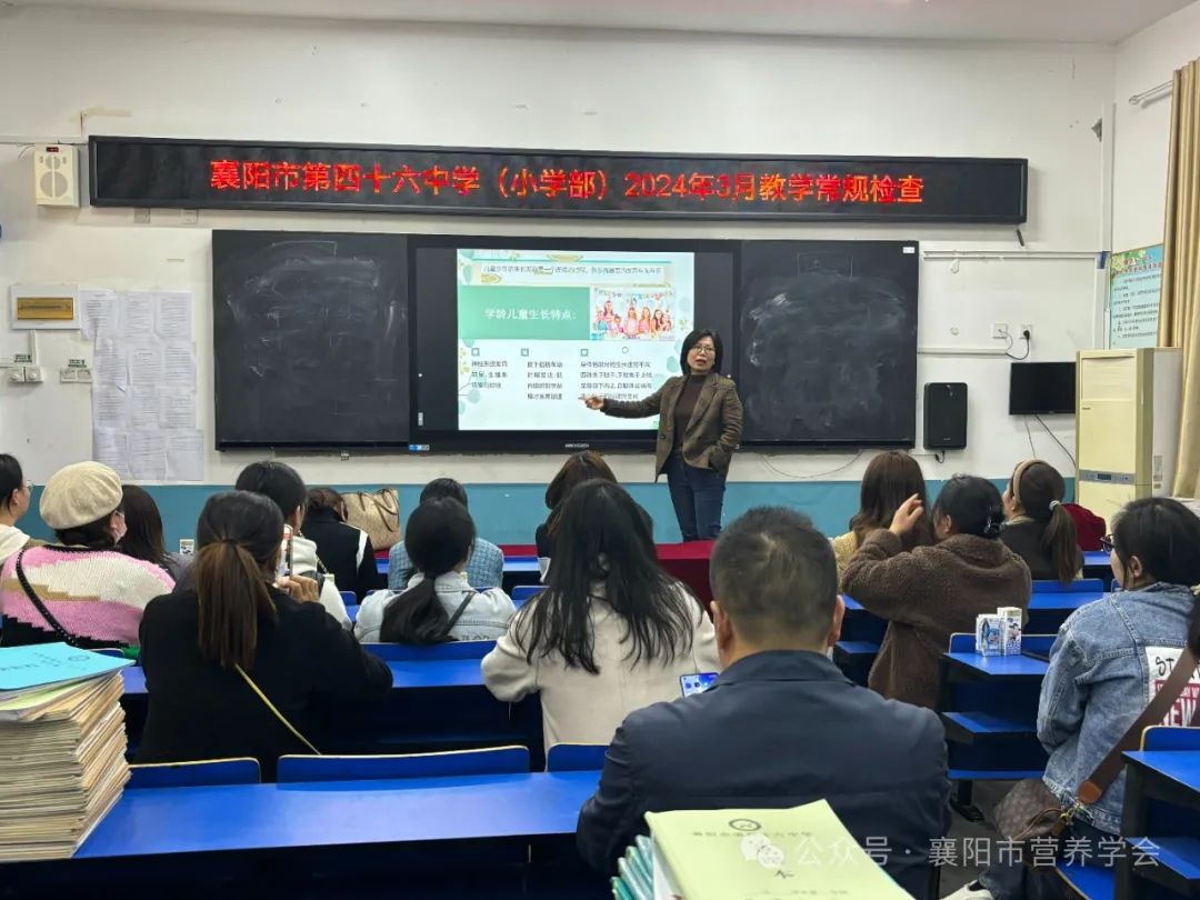 来自高校,医院组成的专家团队与各学龄段的老师,家长面对面互动交流