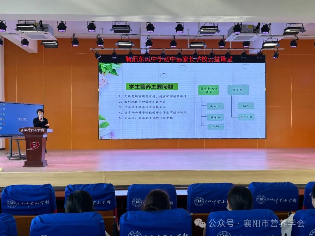 来自高校,医院组成的专家团队与各学龄段的老师,家长面对面互动交流
