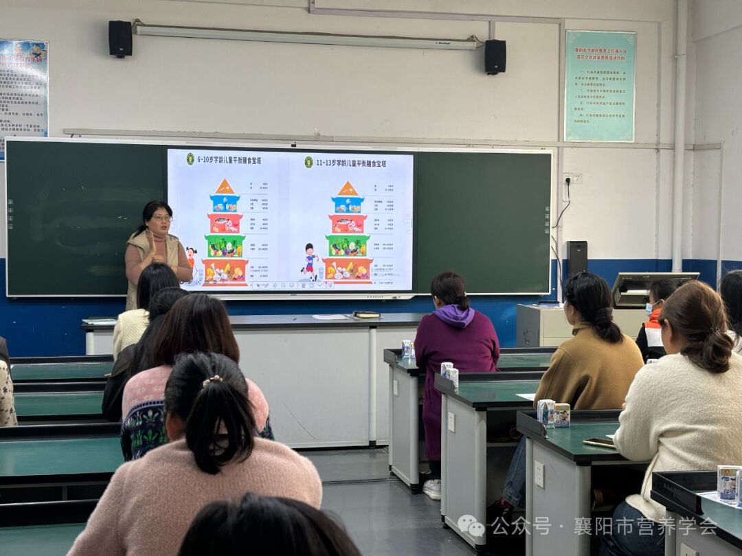 来自高校,医院组成的专家团队与各学龄段的老师,家长面对面互动交流
