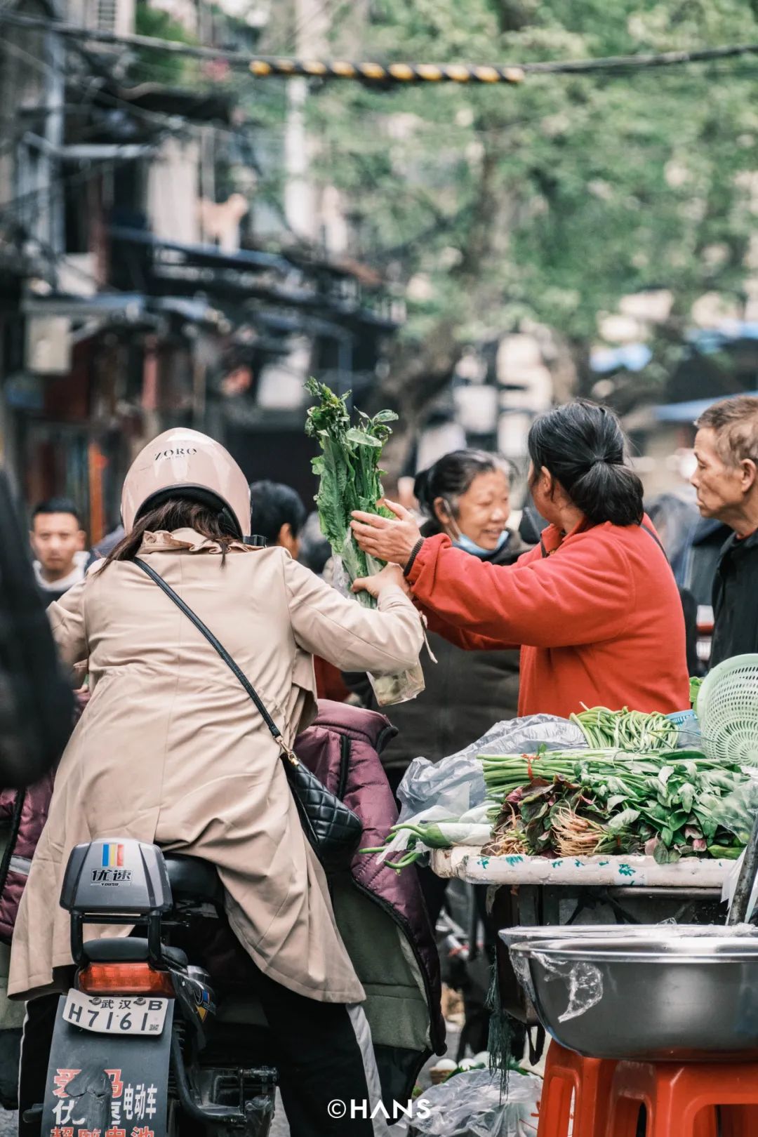 野菜产量少,皮子集贸市场却能放量供应,菜是一面包车一面包车运来的