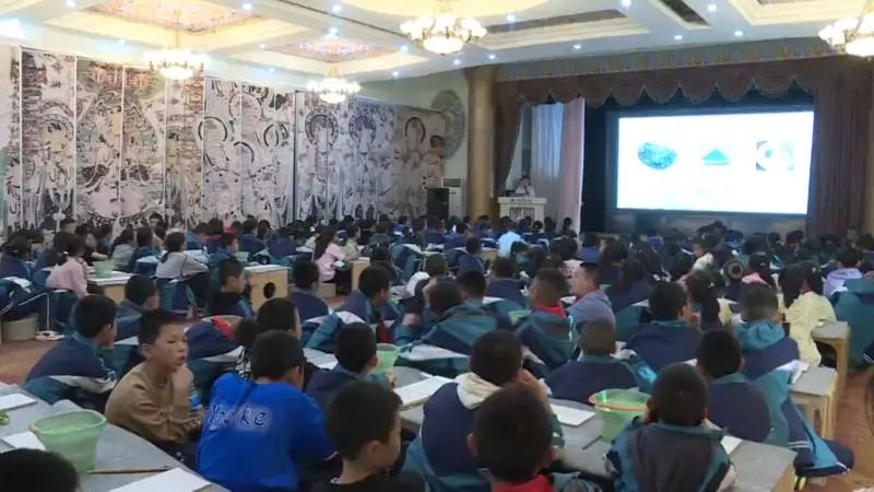 学堂深度体验了富有敦煌特色的敦煌文化艺术作品—泥板画的制作技艺