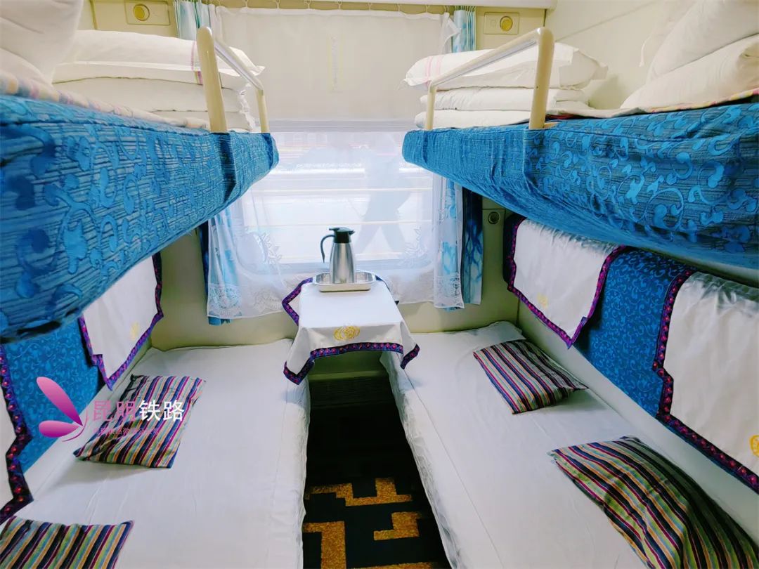 每节硬卧,软卧,软包车厢一端的连接处设有楼梯,方便旅客上下;车厢另一