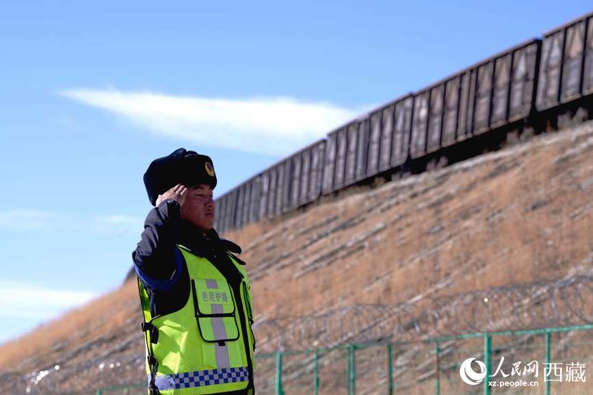 次仁顿珠突然想起了什么,翻手看看时间,对往来列车时刻表心里熟稔的他