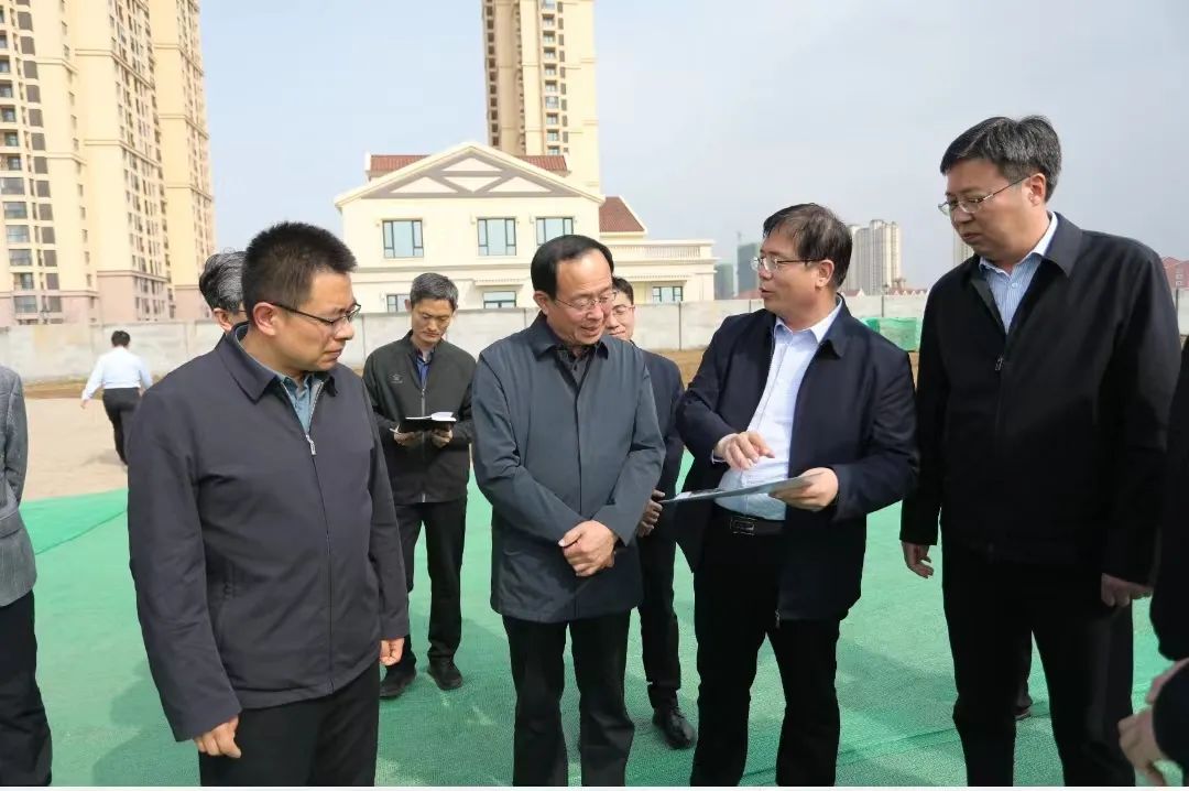 4月15日,省第三生态环境保护督察组组长王文禄,副组长赵辉,在荣成市对