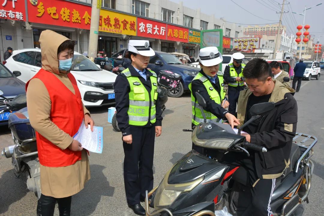 道路交通安全综合治理提升年通榆公安交巡警开展佩戴头盔宣传劝导活动