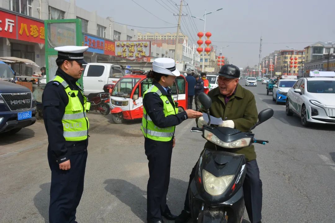 道路交通安全综合治理提升年通榆公安交巡警开展佩戴头盔宣传劝导活动