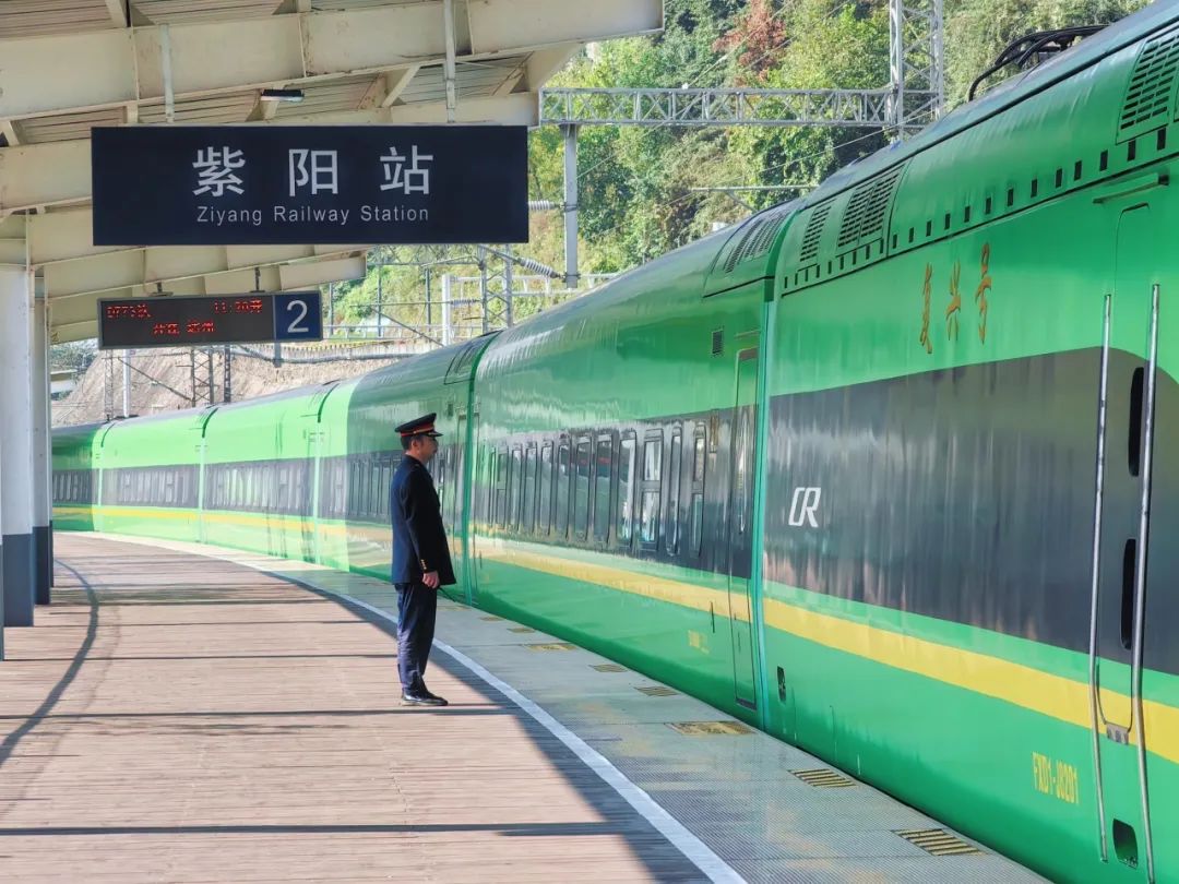 紫阳站始建于1973年,中心里程位于襄渝线k368 819公里,有5条到发线,2