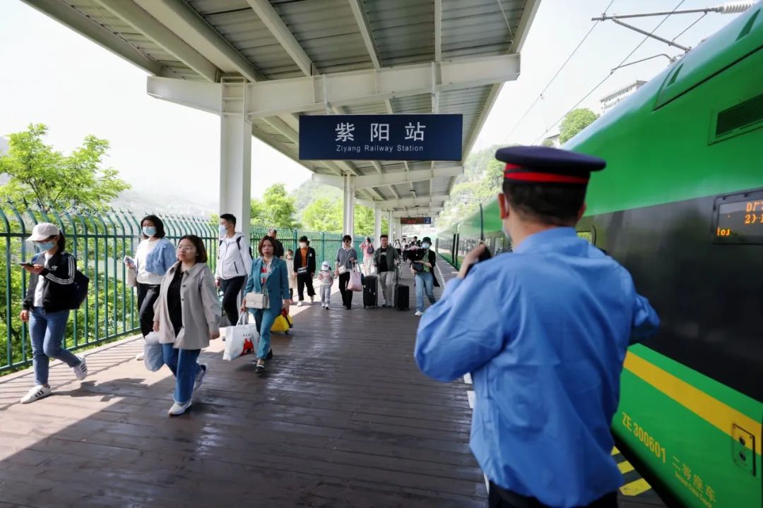 "乘坐k1063次列车归来的崔珂正先生高兴地说道.