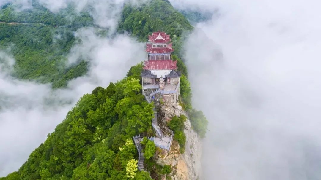峰顶葱郁白云环绕,仙气逼人,唯有真武殿在云中若隐若现,"陕南小武当"