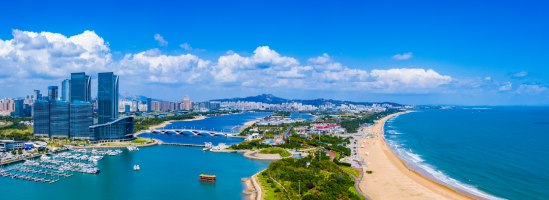 她因"日出初光先照"而得名,因蓝天,碧海,金沙滩而享誉.