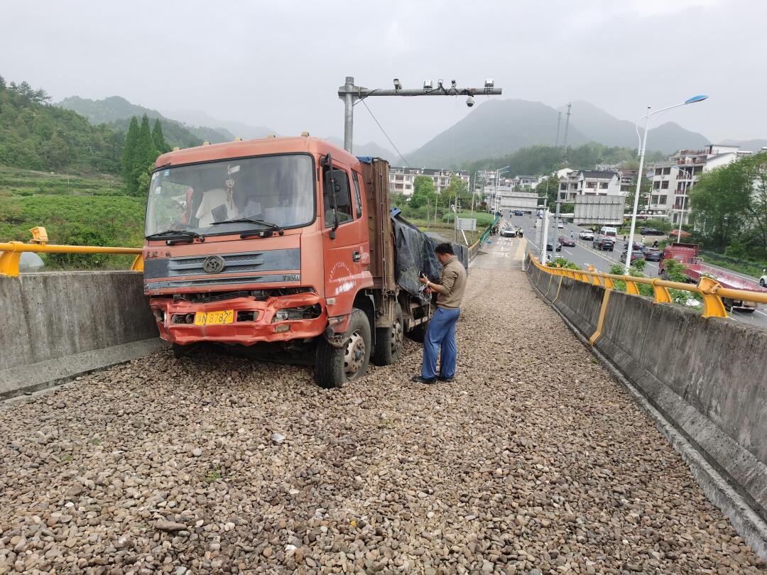 货车刹车失灵连撞三车 ！“救命”车道又立功了澎湃号·媒体澎湃新闻 The Paper 4105