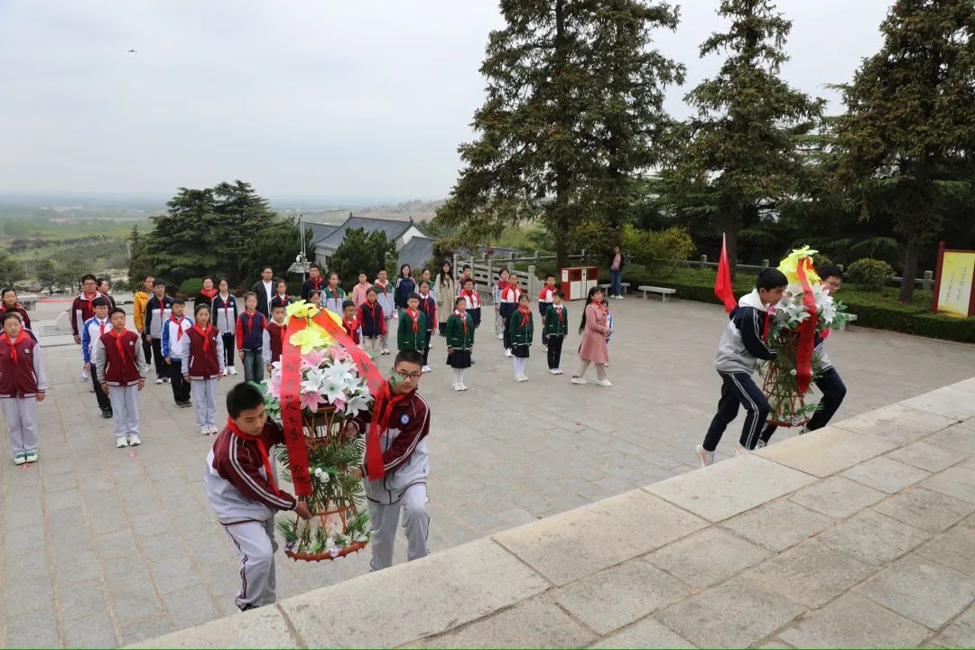在赣榆人民支前纪念馆,全体人员参观了董力生故居,观看了感人至深的