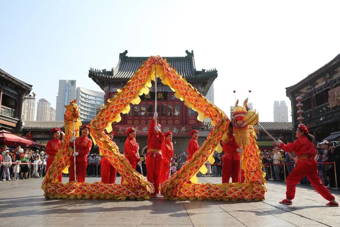 特别是每天晚上7:30到8:00之间,现场将上演特色的大沽龙灯,伴着街道