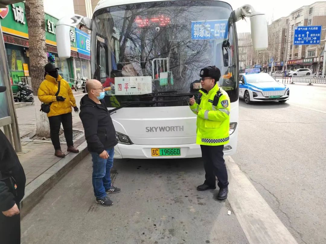 三零创建丨四平交警积极开展客运车辆安全带检查及宣传工作