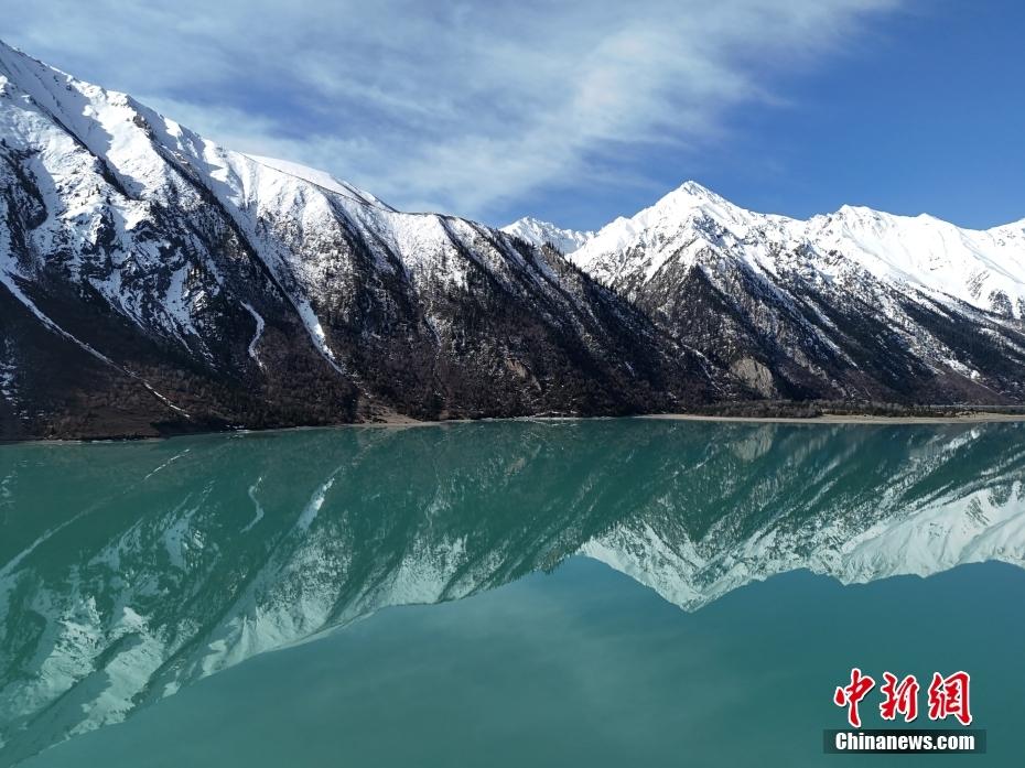 雪山环抱湖水如翠 西藏昌都然乌湖美景醉人