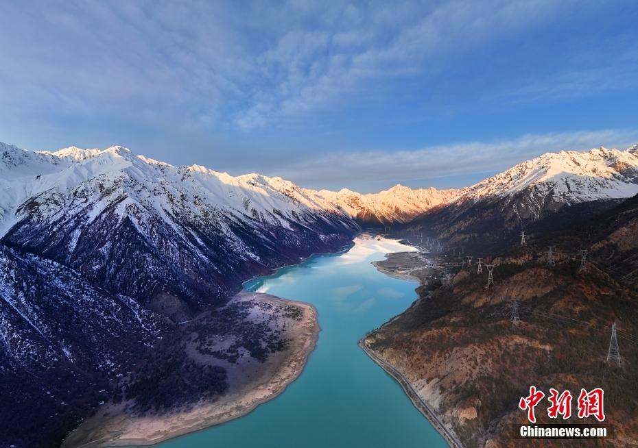 雪山环抱湖水如翠 西藏昌都然乌湖美景醉人