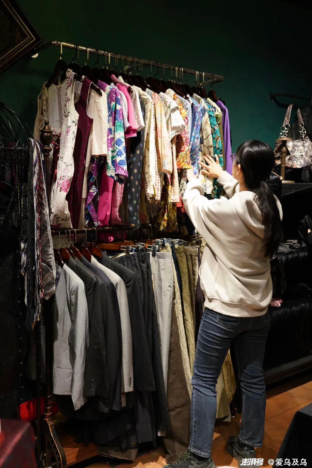 明显性别区分的服饰也都很出片,配上特别的中古首饰,随便叠搭就能轻松