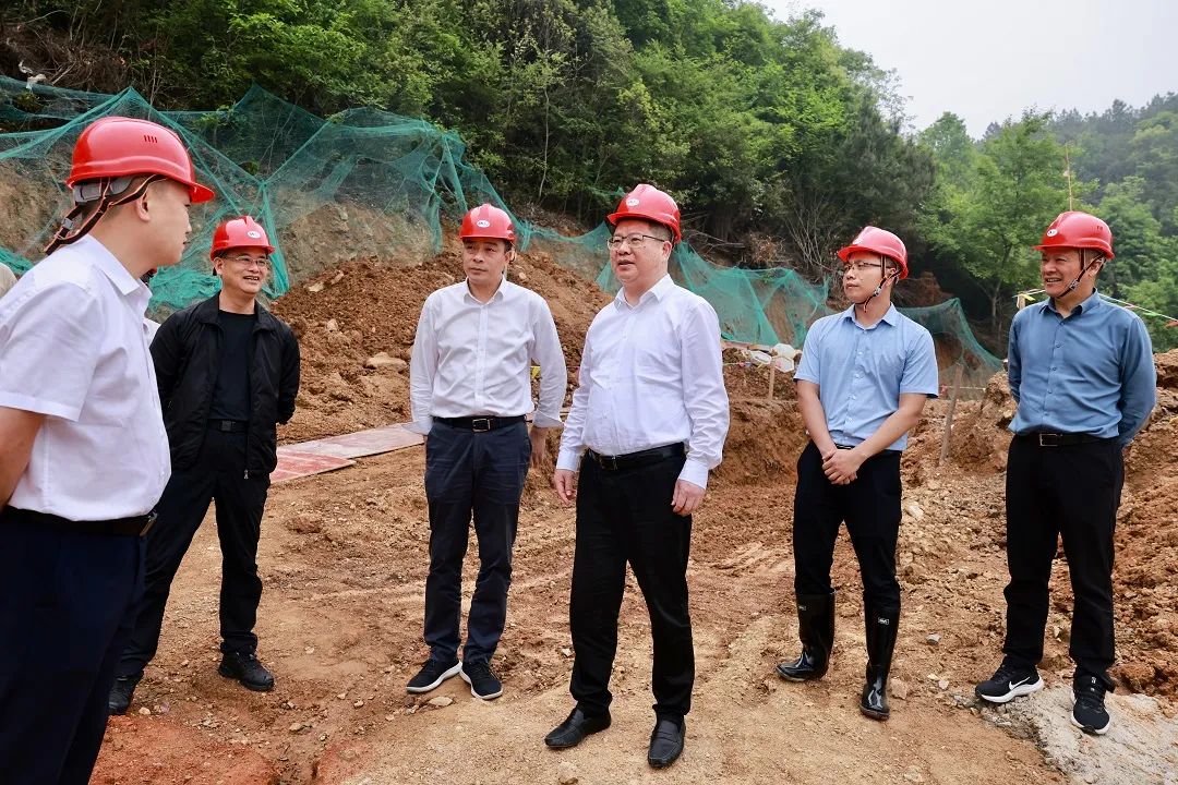 主任郭浩良,市委常委,常务副市长郦小飞一行先后来到浣东街道李村二村