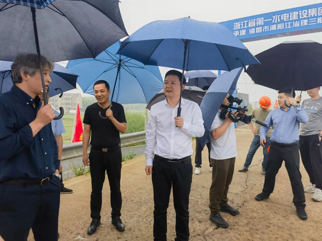 主任郭浩良,市委常委,常务副市长郦小飞一行先后来到浣东街道李村二村