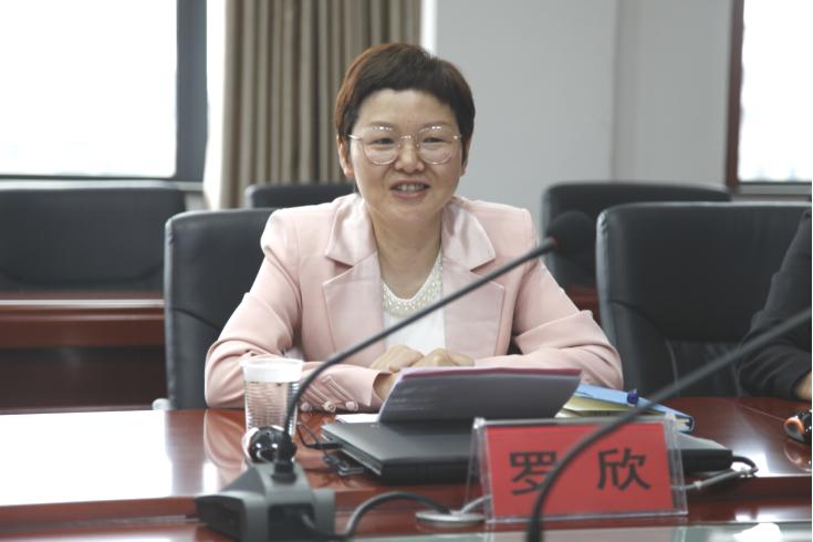 在随后召开的座谈会上,市法院党组成员,副院长袁昌桂,市法院审判委员