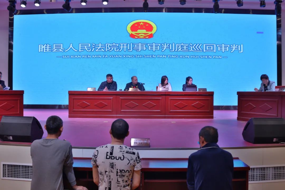 巡回审判进校园 | 带着法治的雨露滋润这片青春的花海_澎湃号·政务