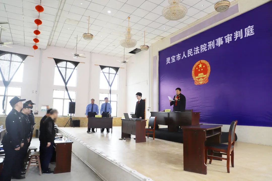 窜至位于灵宝市阳平镇某封堵坑口,扒开坑口行驶一万余米,到达某废弃采